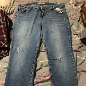 Distressed knee jeans